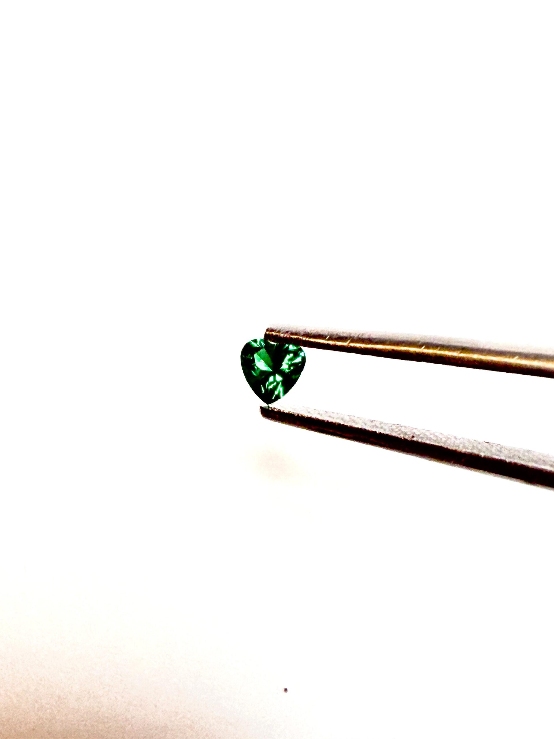 Nanogema Heart cut 4 mm EMERALD -5 UNIDADES-
